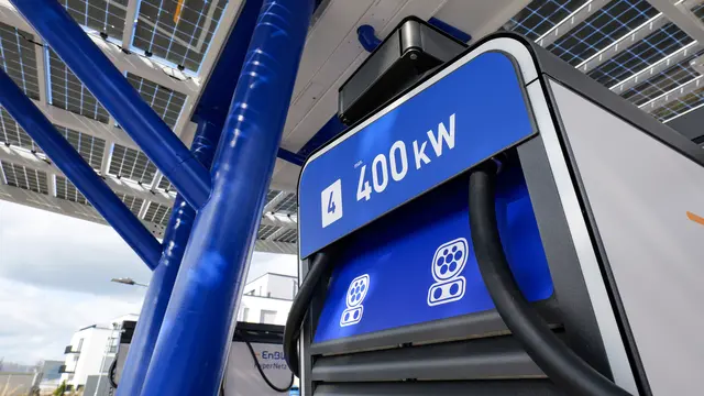 Bis zu 400 Kilowatt Ladeleistung: Die Schnellladesäulen im neuen Ladepark in Landstuhl ermöglichen kurze Ladezeiten. Das Dach ist mit Photovoltaik-Modulen ausgestattet. | Foto: Erik Stegner