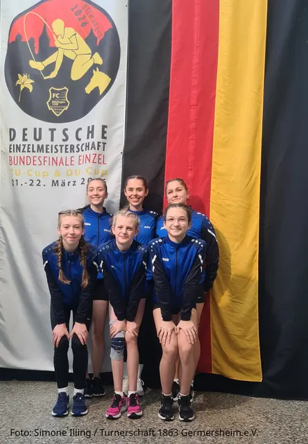 hintere Reihe vlnr: Christina Khramtsov, Julia Linder und Emely Prel   ---   vordere Reihe vlnr: Linda Orschel, Lea-Sophie Rau und Lea Golik | Foto: Simone Illing