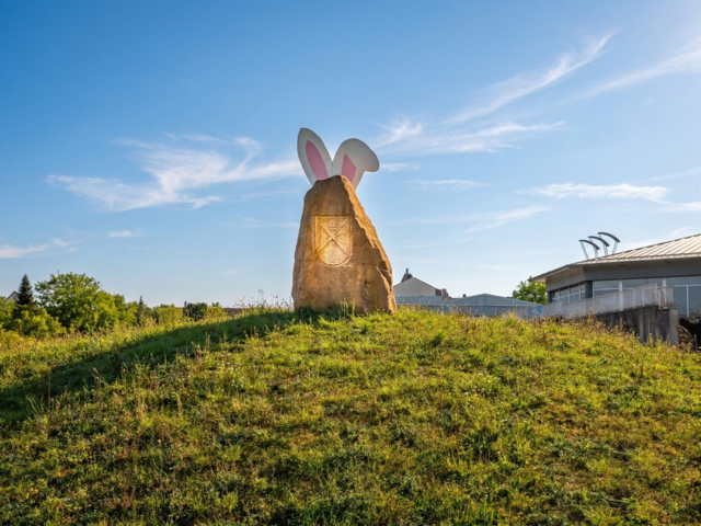 Ein Hingucker: Am Hinkelstein montierten fleißige Morlauterer Osterhasen-Ohren | Foto: Alex Lenz/gratis