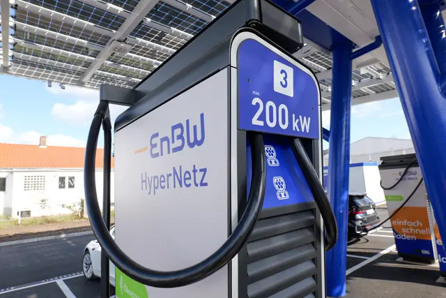 Teil des EnBW-HyperNetzes: Der Schnellladepark in Landstuhl ist jetzt in Betrieb und bietet mehrere Ladepunkte mit hoher Leistung. | Foto: Erik Stegner