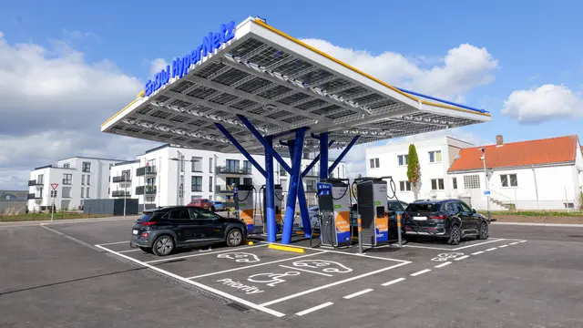 Der neue Schnellladepark in der Bruchwiesenstraße in Landstuhl ist jetzt in Betrieb. Acht Ladepunkte mit hoher Leistung stehen rund um die Uhr zur Verfügung. | Foto: Erik Stegner