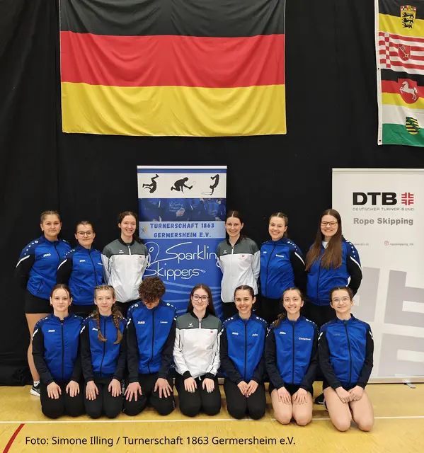 hintere Reihe vlnr: Emely Prel, Fabienne Metzger, Emilia Messerschmidt, Sarah Höfers, Bianca Illing und Simone Illing   ---   vordere Reihe vlnr: Stefanie Nering, Linda Orschel, Lasse Trauth, Diana Brauer, Julia Linder, Christina Khramtsov und Lea Golik | Foto: Simone Illing