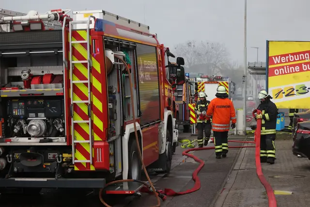Noch ist völlig unklar, warum das Feuer ausbrechen konnte.  | Foto: dpa