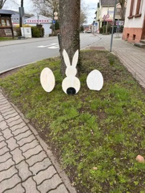 Der Stadtteil zeigt sich zu Ostern mit dem passenden Schmuck  | Foto: Susi und Jochen Müller/gratis