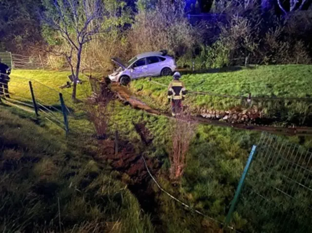 Nach einem Unfall unter Alkoholeinfluss griff ein 25-Jähriger Polizisten an. Der Mann hatte 1,93 Promille, sein Führerschein wurde sichergestellt. | Foto: Polizeidirektion Neustadt/Weinstraße