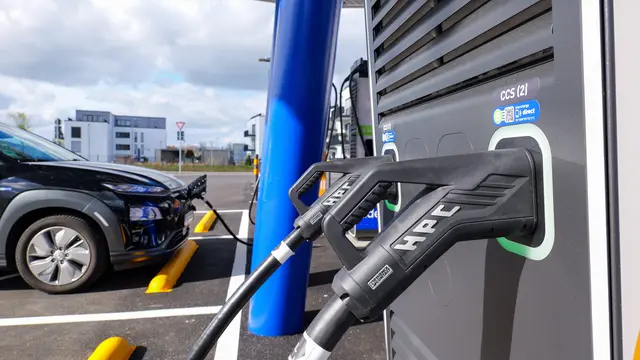 Schnell laden an der A6: Der neue Ladepark in Landstuhl ist in Betrieb. Acht Ladepunkte stehen für Elektroautos zur Verfügung. | Foto: Erik Stegner