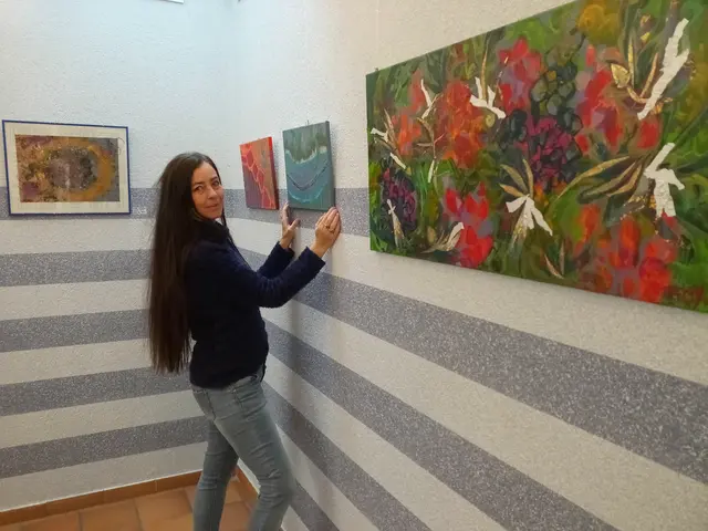 Judith Boy beim Aufhänger ihrer Bilder im Foyer des Westpfalz-Klinikums | Foto: Anja Stemler