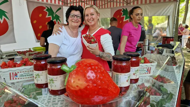 Leckereien rund um die Erdbeere: Ellen Zirker (Mitte) vom heimischen Obsthof Zirker verkauft frische Erdbeeren, Marmelade, Schokoladenspieße und Erdbeerbecher auf dem Erdbeermarkt in Herxheim 2025 | Foto: Jutta Hartmann