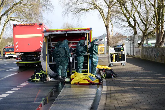 Großeinsatz in Dortmund-Berghofen: In einer Industriehalle trat ein Gefahrstoff aus. Mehrere Personen wurden verletzt, rund 120 Kräfte von Feuerwehr und Rettungsdienst waren im Einsatz. | Foto: Feuerwehr Dortmund
