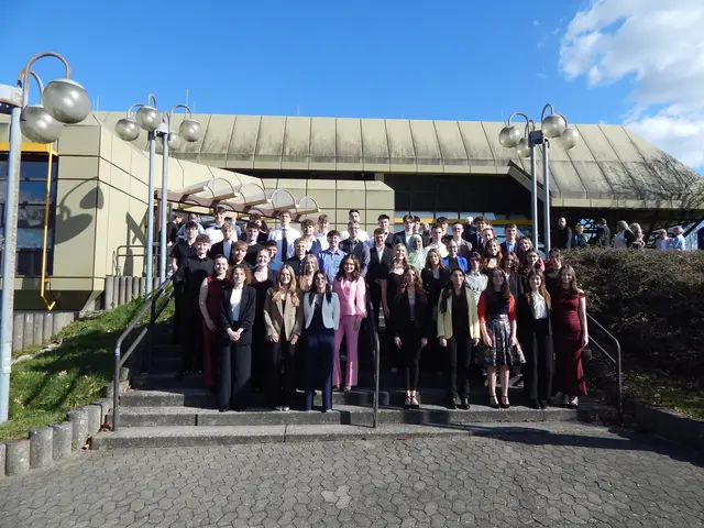 Mit dem Abitur in der Tasche ist für diese jungen Menschen ein weiterer Meilenstein im Leben geschafft | Foto: Anja Stemler