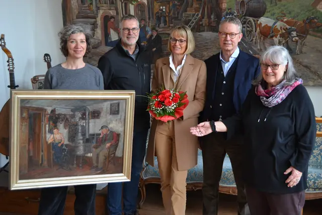 Nach vielen Jahrzehnten zurück in Landau: Lena Sommer (links), Christian Freichel-Tworeck (2.v.l.), Vorsitzende des Strieffler Vereins, und dessen Stellvertreterin Siggi Weyers (re.) durften jetzt Heinrich Striefflers Gemälde „Pfälzische Bauernstube in Nußdorf“ als Dauerleihgabe vom Ehepaar Thorhauer entgegen nehmen | Foto: Stadt Landau