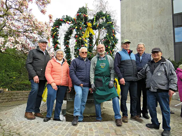 Die Vereinsmitglieder vor dem geschmückten Osterbrunnen | Foto: Brigitte Melder