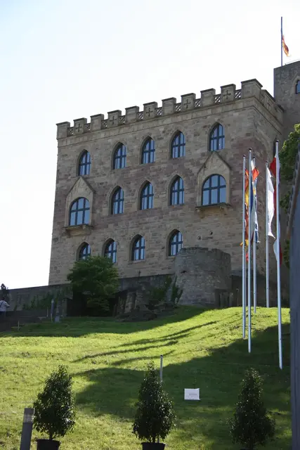 Auf dem Hambacher Schloss wird beim Demokratiefest ein Preis an ein lokales Engagement verliehen. | Foto: Jens Vollmer