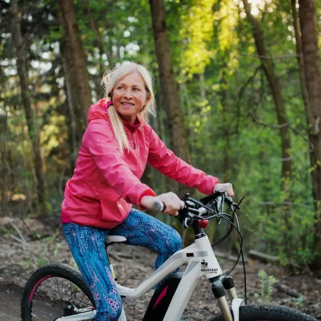 Wer mit dem E-Bike sicherer unterwegs sein will, kann in Neustadt bei Trainings an Technik und Fahrpraxis feilen. | Foto: halfpoint via canva.com