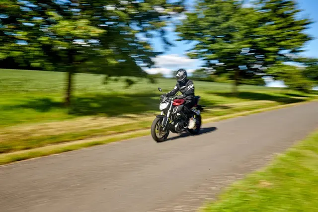 Neue Reifen? Dann sollten Biker die ersten 150 Kilometer sehr vorsichtig fahren. | Foto: dpa