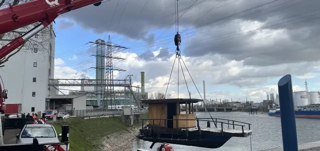 Das Hausboot lief aus ungeklärter Ursache mit Wasser voll | Foto: Wasserschutzpolizei