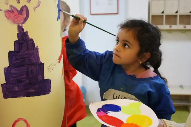 Kreativität pur: Die Kita-Kinder gestalten ihre eigenen Kunstwerke direkt auf den Säulen | Foto: DRK-LV RLP/gratis