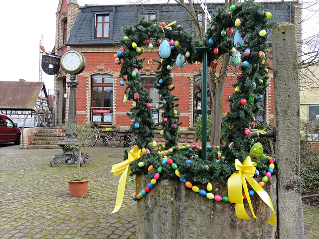 Vor dem Bistro Gaudi ebenfalls ein Osterbrunnen | Foto: Brigitte Melder