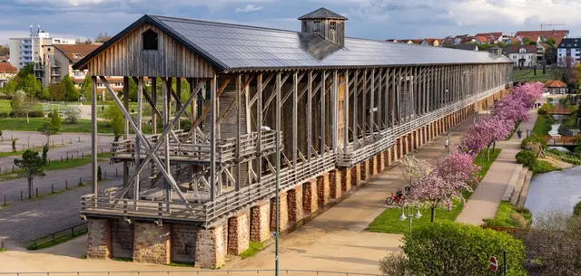 Am Gradierbau wird derzeit gearbeitet. | Foto: Pfalztouristik Bad Dürkheim