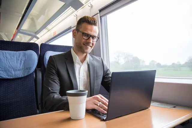 Egal, ob Zug oder im Café: Rechtlich gesehen darf der Bildschirm beim mobilen Arbeiten nicht einsehbar sein. | Foto: dpa