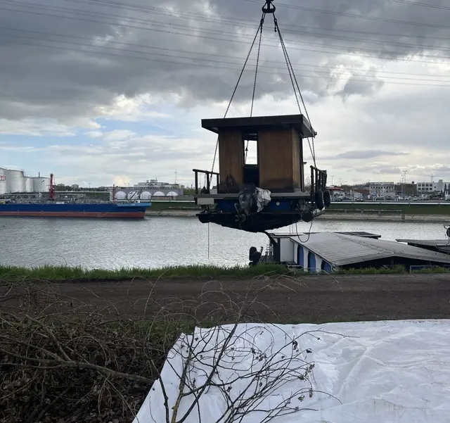 Das Hausboot lief aus ungeklärter Ursache mit Wasser voll.  | Foto: Wasserschutzpolizei
