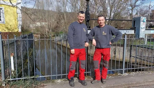 Müll in Bächen und an Wehren sorgt immer wieder für Ärger und teure Einsätze. Zwei Gewässerwarte sind in Neustadt unterwegs, um Rechen und Fischtreppen frei zu halten. | Foto: Stadt Neustadt