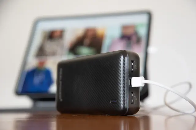 Powerbank kaufen: Kapazität, Ausgangsleistung, Anschlüsse und Sicherheitsmerkmale richtig einordnen. | Foto: TÜV SÜD/ Conny Kurz