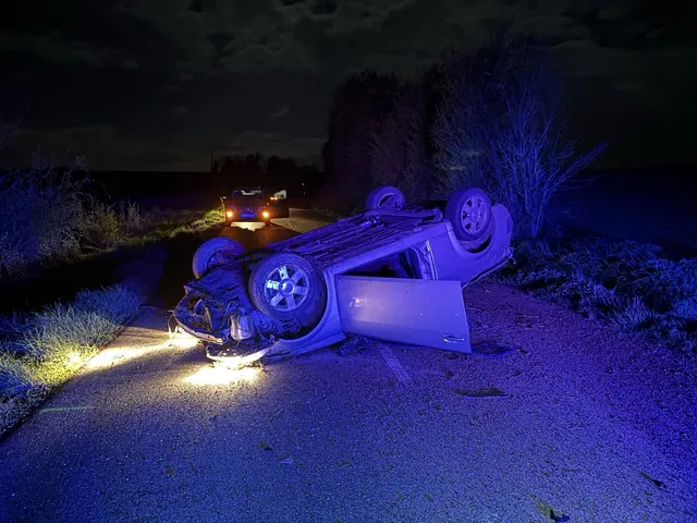 Nach einem Überschlag auf der L545 zwischen Steinfeld und Bad Bergzabern wurde ein 18-jähriger Autofahrer verletzt. Die Straße war rund zwei Stunden gesperrt. | Foto: Polizeidirektion Landau