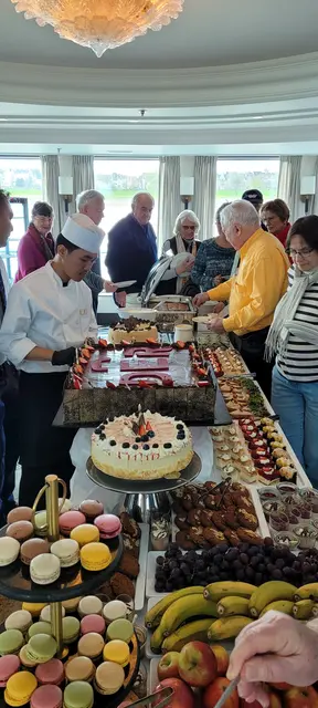 Beim nachmittäglichen Kuchenbuffet war eine DER-Jubiläumstorte zur 20. Leserreise der besondere Hingucker. | Foto: Volker Widdrat