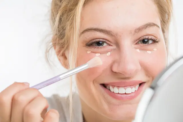 Layering statt dicker Schicht: Leichte Augenschatten deckt ein feuchtigkeitsspendender Concealer ab, während bei stärkeren Verfärbungen ein Color Corrector und Concealer in Kombination helfen. (zu dpa: «Augenringe ade: So schminken Sie sich wach») | Foto: dpa