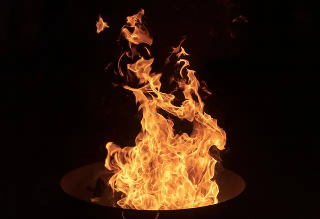 Es muss vielleicht nicht immer der Riesenhaufen sein: Kleinere Osterfeuer sind nicht nur sicherer, sondern auch leichter zu kontrollieren. (zu dpa: «Osterfeuer als Gefahr für kleine Tiere - so schützt man sie») | Foto: dpa