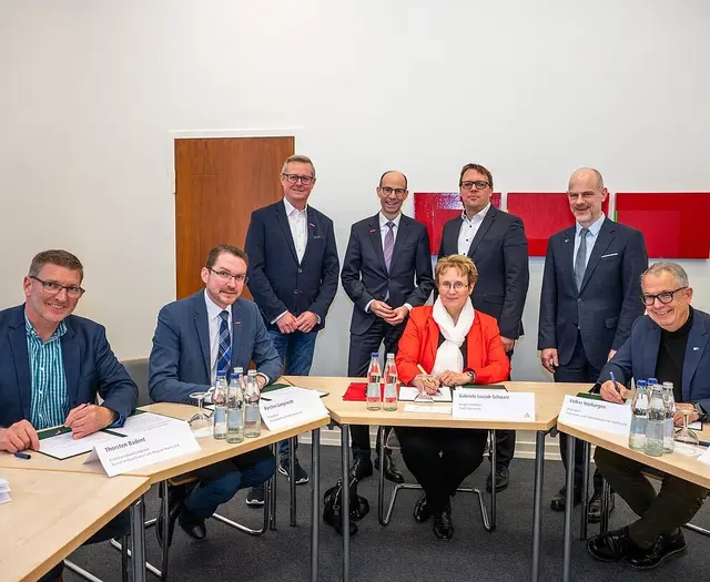 Bürgermeisterin Gabriele Luczak-Schwarz und die Vertreter der Handwerkskammer Karlsruhe, Industrie- und Handelskammer Karlsruhe und Kreishandwerkerschaft unterzeichnen für das Gründungs- und Gewerbezentrum die Kooperationsvereinbarung | Foto: Stadt Karlsruhe, Monika Müller-Gmelin