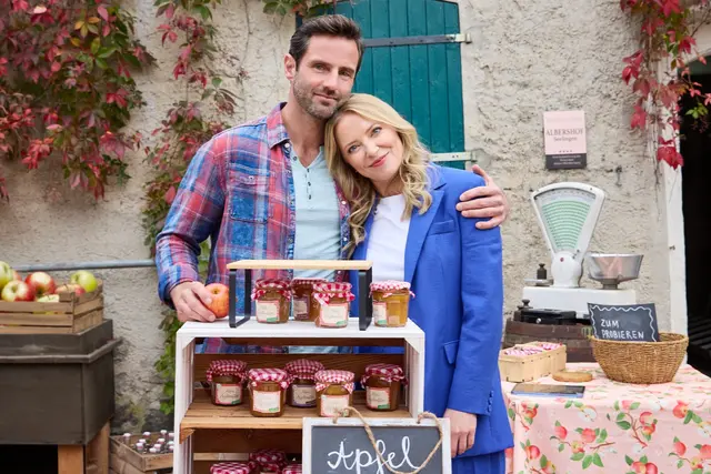 Ein Hof zum Verlieben: Tim und Laura kommen sich näher | Foto: SAT.1, Foto: Svenja Blobel
