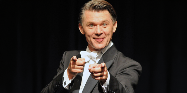 Horst Maria Merz:
Mit Chansons und Kabarett-Einlagen bringt der Star des Badischen Staatstheaters eine ganz eigene Note in den Abend.
 | Foto: ©Lions Club Karlsruhe Zirkel