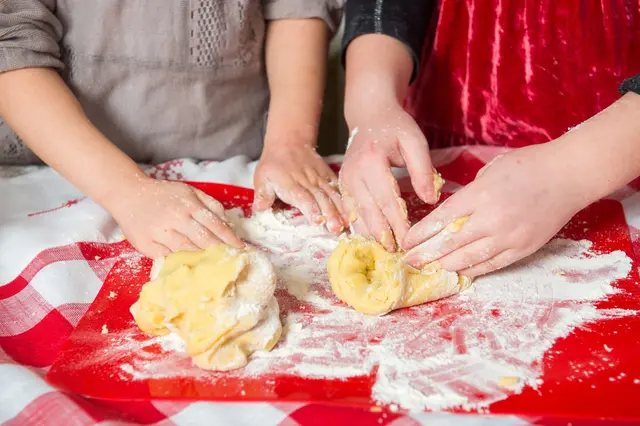 Naschkatzen aufgepasst: Roher Teig kann Bakterien enthalten – deshalb lieber warten, bis das Gebäck fertig gebacken ist. (zu dpa: «Ostergebäck: Ist es okay, vom rohen Teig zu naschen?») | Foto: dpa