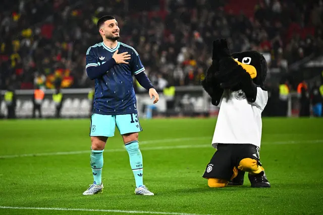 Der Matchwinner: Deniz Undav jubelt nach dem Spiel neben dem DFB-Maskottchen. | Foto: dpa