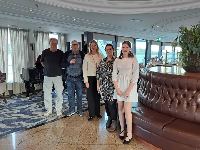 Begrüßung in der Lounge: Lara Fränzel (v.r.), Sarah Dietz und Jennifer Deutsch vom DERTOUR-Reisebüro in Neustadt/Weinstraße sowie Volker Widdrat und Ulrich Arndt für den SÜWE-Verlag. | Foto: Volker Widdrat
