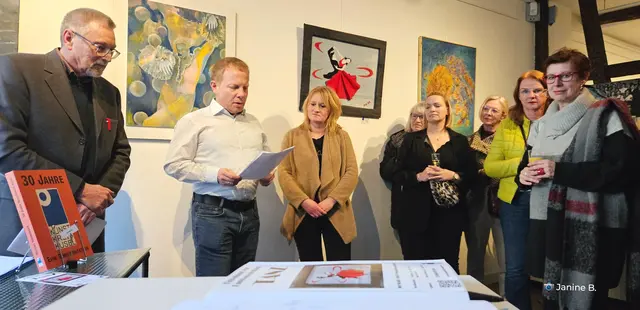 (von links) Dr. Michael Hamburger, Stadtbürgermeister Martin Heß und Theresa von Blohn bei der Vernissage im Stadt- und Heimatmuseum | Foto: Janine Bondorf