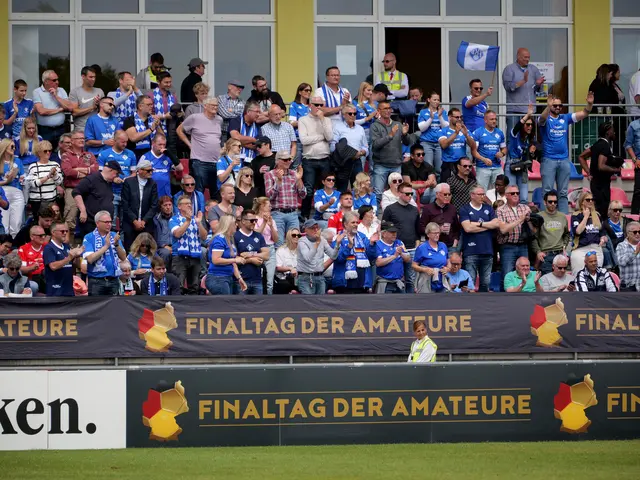 Starke Unterstützung für den FK Pirmasens in Weingarten: Schon 2025 war die Tribüne fest in FKP-Hand – auch im Finale 2026 dürfte die Kulisse wieder blau-weiß geprägt sein. | Foto: Erik Stegner