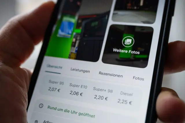 Preise auf einen Blick: In der Übersicht erscheinen die Kosten für Super, E10 und Diesel nach einem Fingertipp auf die gewünschte Tankstelle. (zu dpa: «Google Maps zeigt Spiritpreise an der Tankstelle an») | Foto: dpa