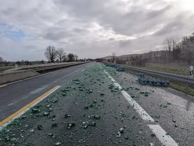 Nach einem Unfall auf der A39 bei Baddeckenstedt verteilten sich Getränkekisten mit Glas-Leergut über alle Fahrstreifen. Die Autobahn musste für Bergungs- und Reinigungsarbeiten zeitweise voll gesperrt werden. | Foto: Polizeiinspektion Hildesheim