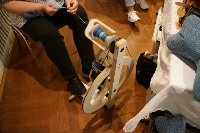 Kunsthandwerkermarkt Waldsee: Eine Spinnradvorführung zeigt die Verarbeitung von Wolle auf traditionelle Weise | Foto: Elke Becker/gratis