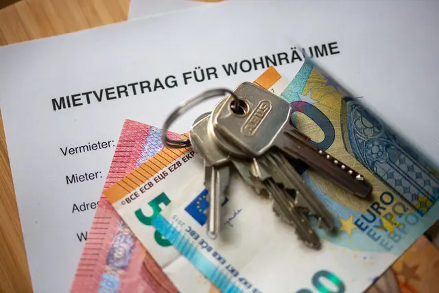 Mit der Untervermietung des eigenen Wohnraums Geld verdient? Dann ist das ab gewissen Grenzen auch für das Finanzamt interessant. (zu dpa: «Untermiete: Wann das Finanzamt mitverdient») | Foto: dpa