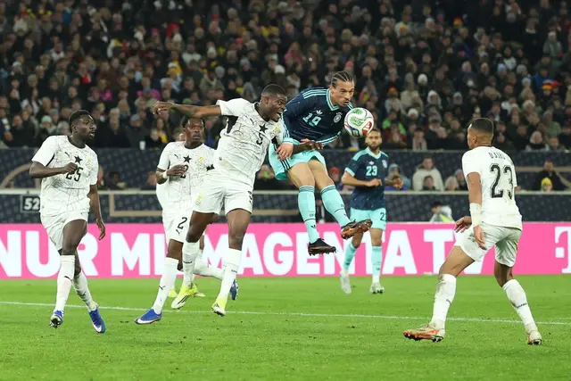 Leroy Sané bereitet das Siegtor mit einer Kopfballvorlage vor. | Foto: dpa