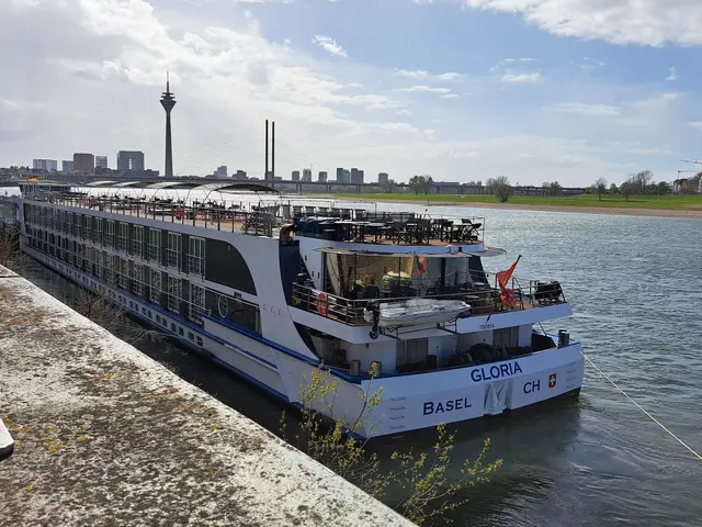 Die MS Gloria an der Rheinpromenade in Düsseldorf. | Foto: Volker Widdrat
