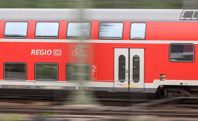 Eine Frau will in einem Regionalexpress ihr Geschäft verrichten - und wird aggressiv. (Symbolbild) | Foto: dpa