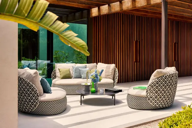 Elegantes Cremeweiß und Ivory: Helle Polsterfarben setzen 2026 moderne Akzente im Garten. (zu dpa: «Fliesentisch und Streifen: Das sind Trends für Gartenmöbel») | Foto: dpa