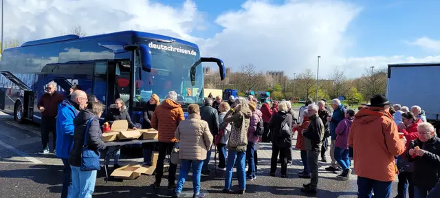 Beim Zwischenstopp auf der Raststätte wurden die Reiseteilnehmer der drei Busse bestens mit Snacks und Kaffee versorgt.  | Foto: Volker Widdrat