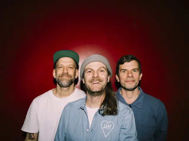 Die Sportfreunde Stiller v. l. n. r.: Florian Weber, Peter Brugger und Rüdiger Linhof | Foto: ARD Mediathek, Foto: Ingo Pertramer