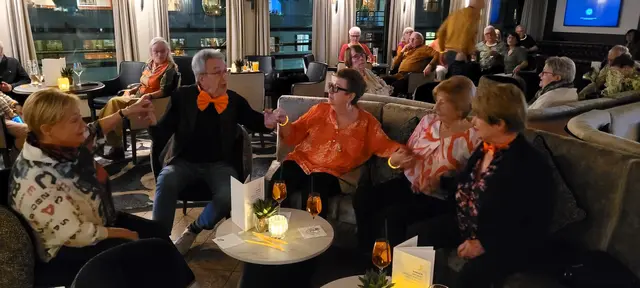 Die Farbe des Abends - Oranje! Viele Gäste hielten sich an das Motto der Party. | Foto: Volker Widdrat